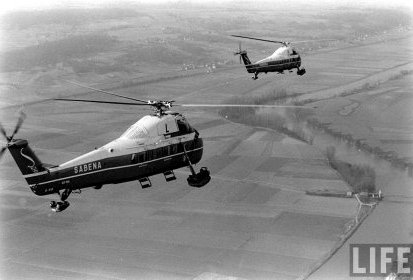 En mars 1957, 2 Sikorsky S-58 de la SABENA en vol - Photo DR LIFE