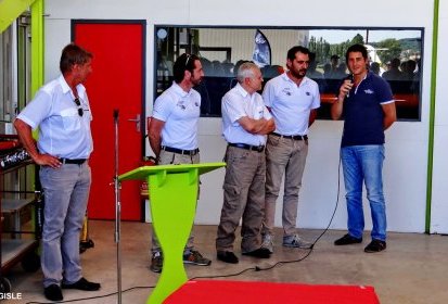 Intervention des frères Lamana (en blanc) avec un interprète - Photo © (…)