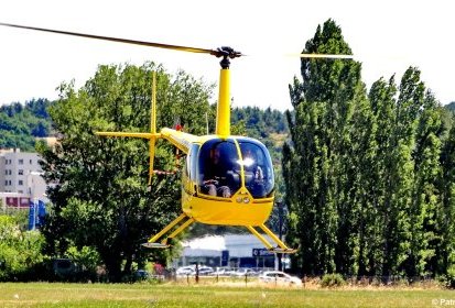 Arrivée d'un gros, un R44, avec Didier Lagneaux - Photo © Patrick GISLE