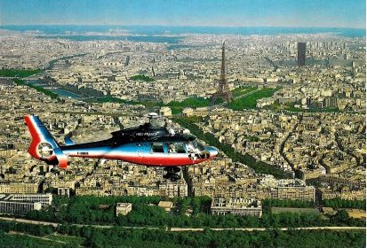 Carte postale du Dauphin F-GBEO d'Héli-France survolant Paris vers 1985 (…)