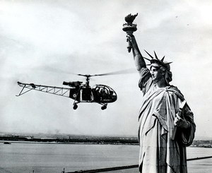 L'Alouette II F-WHOR avec la Statue de la Liberté durant l'US Tour en 1957 avec Gérard Henry aux commandes - Photo DR