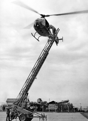 André Ganivet en haut de l'échelle lors d'un exercice de sauvetage avec SA-340 04 F-ZWRK dans les années 70 - Photo X Usine Aerospatiale 