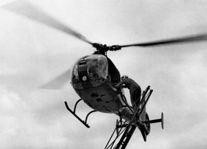 André Ganivet en haut de l'échelle lors d'un exercice de sauvetage avec SA-340 04 F-ZWRK dans les années 70 - Photo X Usine Aerospatiale