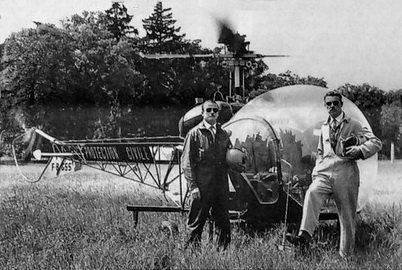 Bell 47 F-BGSS Protection civile Dragon 66 Canigou avec à gauche André CEYSSON, pilote et à droite M. Vendriès, mécanicien, après qu'ils se soient posés au sommet du pic Joffre (2362 m), le 29 juin 1959 - Photo DR