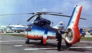 Jean-Marie potelle pose devant l'un des 2 Dauphin d'Heli-France - Photo DR collection JMP