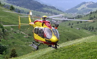 En plein ciel, en montagne, au bord d'une route ou près d'un chalet d'alpage, les Haut-Savoyards ont appris à reconnaître la silhouette rouge et or et le bruit caractéristique de “Dragon 74”, le nom de code de l'hélicoptère EC-145 de la Sécurité civile d'Annecy. Des équipages qui contribuent chaque année à sauver plusieurs centaines de vies en Haute-Savoie, en Savoie et dans l'Ain - Archives photo Le DL/S.B.