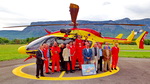 Photo de groupe avec pilotes et mécaniciens opérateurs de bord de la base du Versoud posent devant Dragon 38 - Photo © Patrick GISLE