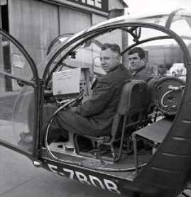 L'équipage aux commandes de l'Alouette 2 F-ZBDB de la Préfecture de Police de Paris - Document Liaisons n°95 jui/aoû/sep 2009