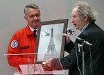 Pour l'Amicale, Gérard Feldzer remit une gravure d'un hélicoptère Djinn devant la Tour Eiffel - Photo © Pierre Poupardin