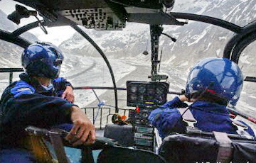 Equipage pilote et mécanicien aux commandes de l'Alouette III F-MJBL "Bravo Lima" - Photo DR collection Yves Mathelin