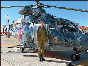 Lieutenant de vaisseau, Johanne pilote un hélicoptère Dauphin - Photo DR