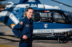 Seule femme pilote d'hélicoptère de la Section aérienne de gendarmerie (SAG) de Villacoublay, Kelly vit son métier avec passion et enthousiasme - Photo Gendinfo Florian Garcia
