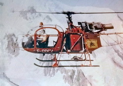 René Romet aux commandes du SA315B Lama F-GDCZ d'Héli-Services lors d'une mission d'héliportage sling début des années 80 - Photo DR