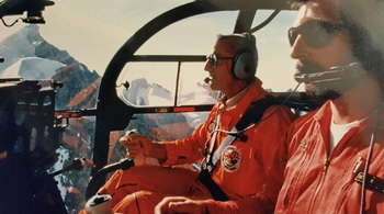 René Romet (pilote) et Noël Rivière (mécanicien d'équipage) aux commandes de l'Alouette III "Dragon 74" de la Sécurité civile au début des années 90 - Photo DR collection Yves Mathelin
