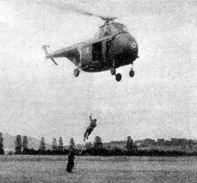 Un Sikorsky S-55 durant un exercice avec échelle de corde - Photo DR