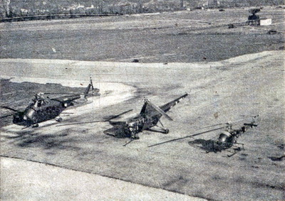 Sikorsky S-55, S-51 et un Bell 47G stationnés sur le tarmac de la BE 725 - Photo DR