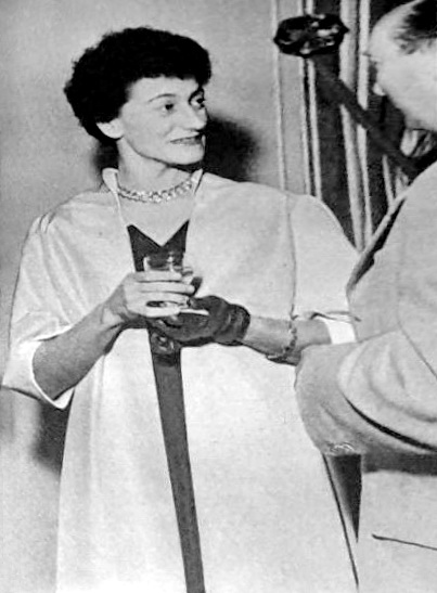 Valérie André en discussion avec le général Martial Valin à l'Hôtel George V en Mai 1953 - Photo DR collection Valérie André