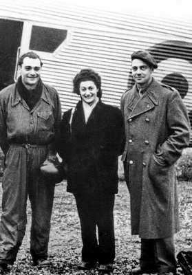 Valerie Andre pose devant un Amiot AAC Toucan. Elle obtient son brevet de parachutisme en 1948 - Photo DR