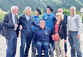 Yves Mathelin bien entouré sur la place du Mont-Blanc à Chamonix, avec de gauche à droite : René Romet, Stéphane Bozon, ex-commandant PGHM et Adjoint Maire de Chamonix, Lieutenant-Colonel Couret CNISAG, Commandant Jonathan Ferre PGHM, Marcelle Mathelin, Michel Medici ex-PGHM, Cyrille Gravier ex-PGHM - Photo DR collection Yves Mathelin