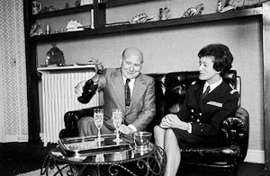 Valérie André en compagnie de Alexis Santini à leur domicile à Issy-les-Moulineaux, le 23 avril 1976 - Photo Jean Tesseyre Getty Images