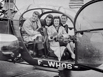 Gérard Philipe, Jean Marais, et Micheline Presle à bord de l'Alouette 2 F-WHOS pilotée par Denis Prost, prête à décoller pour survoler New York le 8 avril 1957 - Photo © Getty Images