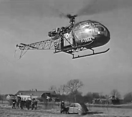 Arrivée de l'Alouette 2 F-ZBAA de la Protection civile lors des inondations en 1966 - Photo DR INA