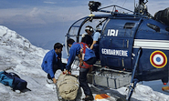 Cliquez pour lire l'article intitulé : Secours chamoniards durant l'été 1982 - Photo © Bruno Bachelet Gettyimages