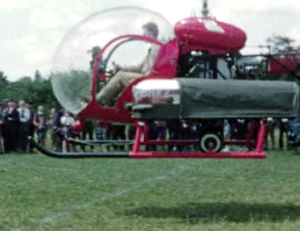 Le Bell 47 G2 F-BHKZ piloté par Gérard Frommweiler durant la Journée de la Protection civile à Sorigny (37) en 1957 - Photo Germaine Pépin