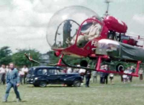 Le Bell 47 G2 F-BHKZ piloté par Gérard Frommweiler durant la Journée de la Protection civile en 1957 - Photo Germaine Pépin