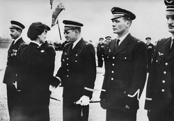 Le capitaine Valérie ANDRÉ (célèbre médecin-pilote d'hélicoptère) remet les insignes aux nouveaux pilotes d'hélicoptère - Cérémonie sur la Base Ecole 725 du Bourget-du-Lac, le 18-11-1956 - Photo DR Interpress
