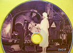 Jean-Louis Lumpert (Pilote), aidé du Mécanicien d'équipage, installe une couveuse à bord de l'Alouette II F-BJOI (Photo du début des années 60, avant mai 1962) - Photo du DVD illustrant le reportage "L'Alouette répond toujours" - Photo DR collection Francis Delafosse 