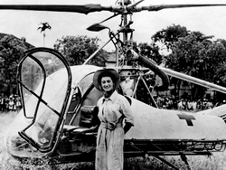 Valérie avec son hélicoptère Hiller Model 360 (UH-12) en Indochine en 1951 - Collection Philippe Boulay