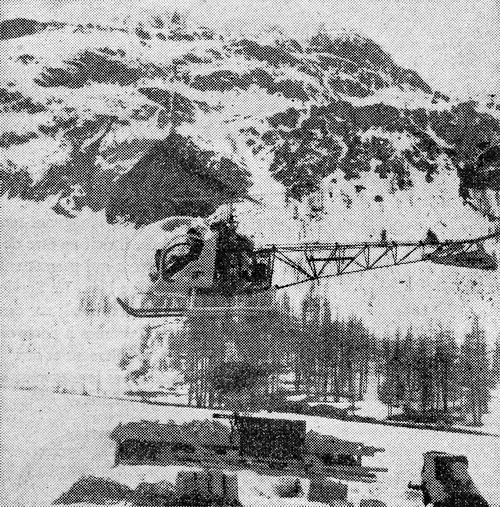 Départ en translation avec la charge élinguée sous l'hélicoptère Bell 47 G2. Celui-ci vient de quitter son podium de chargement - Photo DR