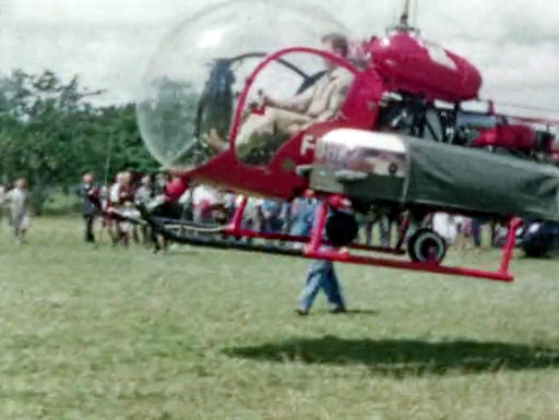 Le Bell 47 G2 F-BHKZ piloté par Gérard Frommweiler durant la Journée de la Protection civile en 1957 - Photo Germaine Pépin