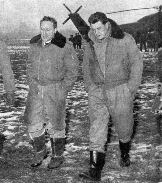 Les pilotes du Sikorsky H-19 avec à gauche lieutenant Raymond Dupret et à droite sergent-chef Jacques Petetin. Sikorsky H34 SKT 377 en arrière-plan - Photo DR