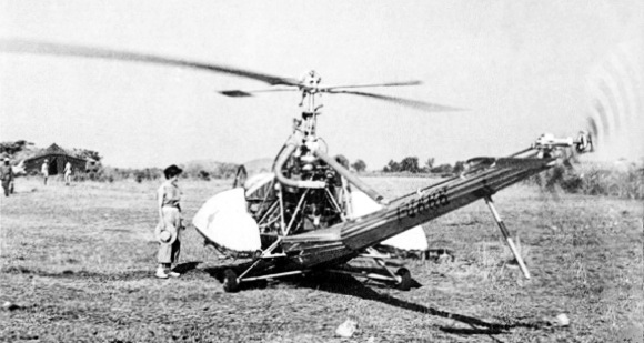 Capitaine Valérie André en Indochine avec Hiller 360 Hiller UH-12A immatricule F-OAHB - Photo DR collection Valérie André