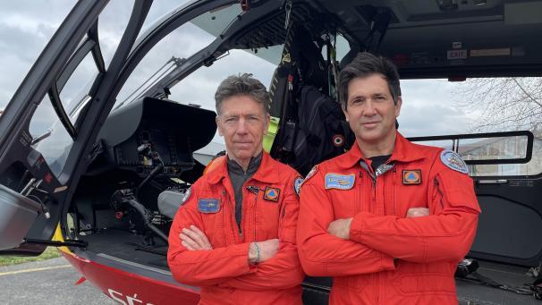 Un des équipage de Dragon 74 (MOB et pilote) À gauche, Florian Dubar, mécanicien et à droite, le pilote Julien Benet, coéquipiers d'un jour. - Photo DR L'Essor Savoyard Le Messager