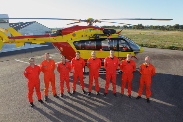 Les équipages de la Base de Quimper (quatre pilotes et quatre mécaniciens) posent devant l'EC 145 Dragon 29 - Photo cotequimper.fr