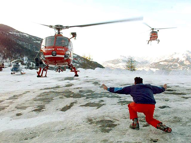 2 AS 350 Ecureuil de la Sécurité civile en approche de la DZ improvisée le 26 janvier 1998 - Photo © Philippe DESMAZES / AFP