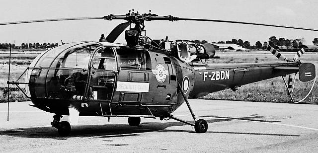 Alouette 3 F-ZBDN Sécurité civile vraisemblablement Dragon 67 (présence sur la carlingue de l'emblème du SAMU 67 Strasbourg) stationnée sur sa DZ, après 1975 - Photo DR