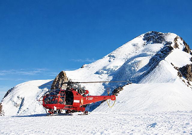 Alouette 3 F-ZBBP Sécurité Civile posée dans le massif du Mont-Blanc au début des années 80 - Photo DR carte postale Yvon