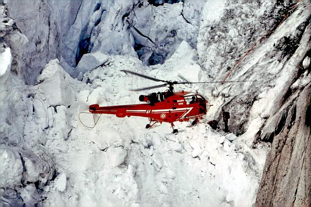 Alouette III F-ZBAV équipée de ski lors d'un secours dans le massif du Mont-Blanc, milieu des années 80 (1984 possible) - Photo DR