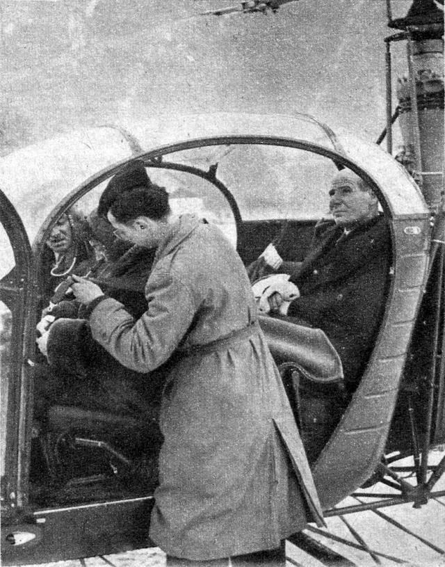De dos Jean Dailhoux, adjudant Garrot et le capitaine Valérie André devant et capitaine Alexis Santini à l'arrière dans l'Alouette 2 sur la patinoire de Chamonix en janvier 1957 avant le retour sur Chambéry Photo DR