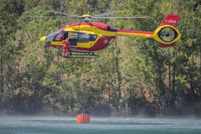 Le H145 D3 F-ZBQQ en mission lutte feux de forêts avec Bambi bucket - Photo Alex Dubath 