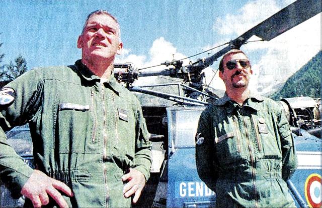 Le pilote Daniel Poujol avec le mécanicien Sylvain Haquin posent devant l'Alouette III Bravo Lima (F-MJBL) en septembre 1998 - Photo Marie-Eve Brouet
