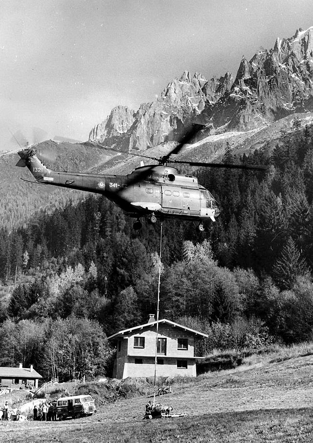 le SA330 Puma I321 sur la queue - inscription 341 sur le flan, dépose par sling la BTP et le moteur du H34 n°377 crashé sur le glacier des Bossons - Mission du 28 octobre 1978 - Photo DR CELAG