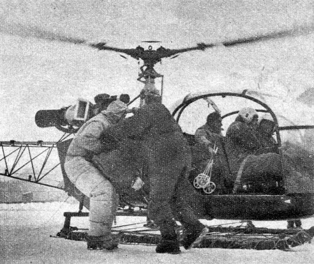 Moniteurs Munster et Germain, pilote Gérard Henry et adjudant Garrot aux commandes de l'Alouette N°7, le 2 janvier 1957 - Photo DR