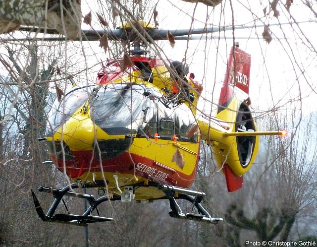 Décollage du H145 D3 Dragon 74 F-ZBQX depuis la DZ du Bourget-du-Lac située à côté de la plage municipale (La Croix Verte) - Photo © Christophe Gothié