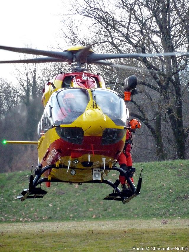 Vigilant jusqu'à ce que l'hélicoptère soit posé au sol - Photo © Christophe Gothié