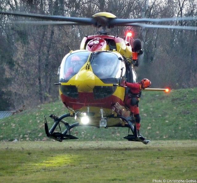 Le mécanicien opérateur de bord (MOB) positionné sur le patin est toujours aussi vigilant - Photo © Christophe Gothié